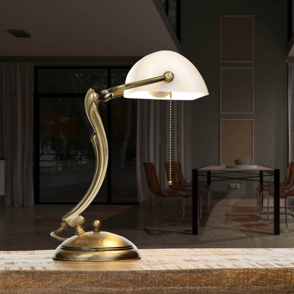 Tischleuchte im Vintage-Stil mit Zugschalter auf einem Holztisch