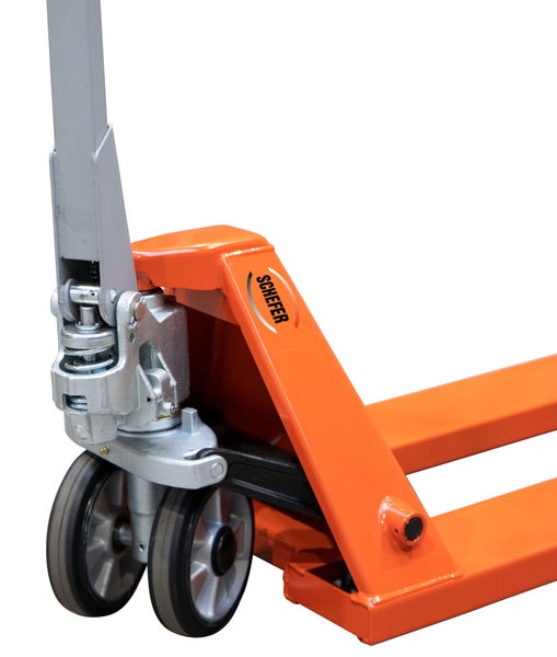 Detailansicht eines orangenen Gabelhubwagens mit Rädern und Schefer Logo.
