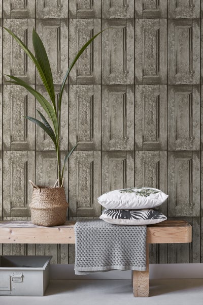 Raumansicht mit Tapete im Holzpaneel-Design, Bank und Zimmerpflanze