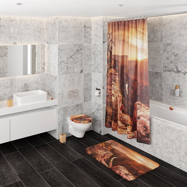 Modernes Badezimmer mit Duschvorhang, Badematte und Toilettensitz im Grand-Canyon-Design vor grauen Marmorfliesen.