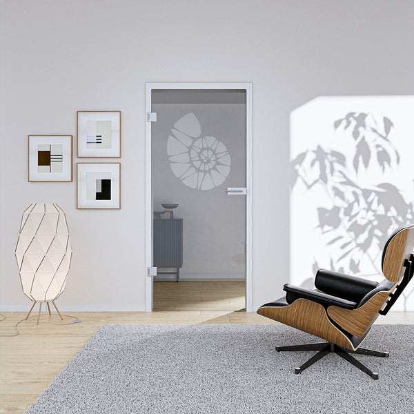 Modernes Wohnzimmer mit Glastür mit Ammonit-Motiv, Loungesessel aus Holz und Leder sowie geometrischer Stehleuchte.