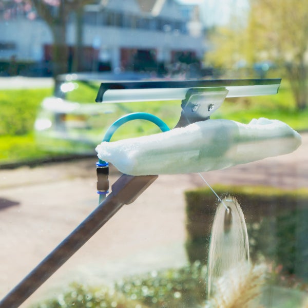 Fensterwischer mit Wischbezug und Schlauchanschluss zur Reinigung von Glasflächen.