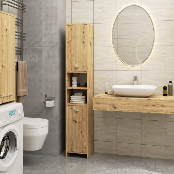 Helles Badezimmer mit Waschmaschine, Toilette, Waschtisch, Spiegelschrank und Hochschrank