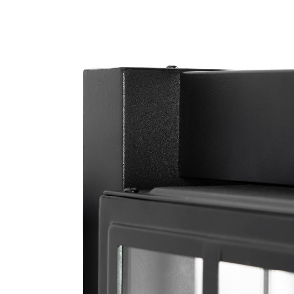 Nahaufnahme einer schwarzen Außenwandleuchte aus Metall mit Glaseinsatz.