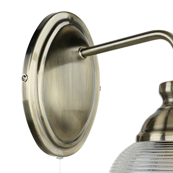 Wandleuchte aus Metall mit Glasschirm