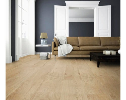 Modernes Wohnzimmer mit hellem Holzfußboden in Eichenoptik, braunem Ledersofa und dunkelblauen Wänden. Helle und geräumige Inneneinrichtung.