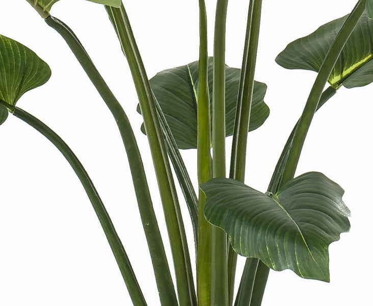 Nahaufnahme der grünen Stiele und Blätter einer Kunstpflanze.