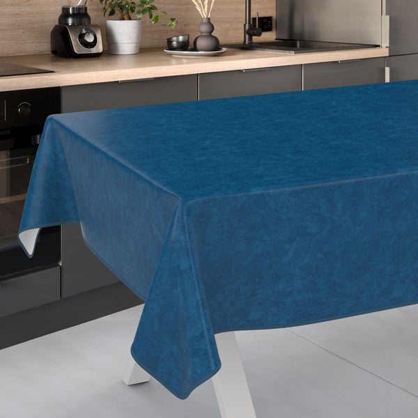 Blau gemusterte Tischdecke auf einem Tisch in der Küche