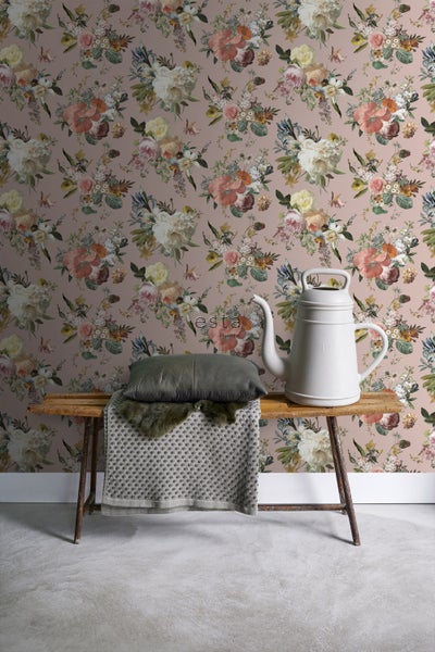 Raumansicht mit geblümter Tapete, Bank, Kissen und Gießkanne