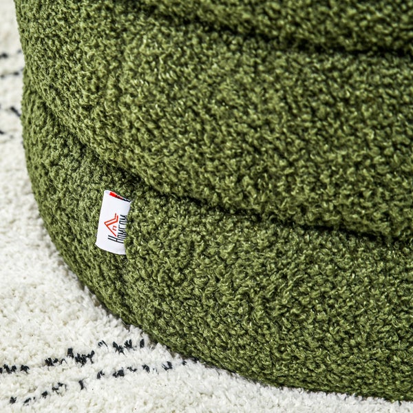 Detailansicht eines grünen Sitzsacks auf einem gemusterten Teppich mit Hornbach Logo