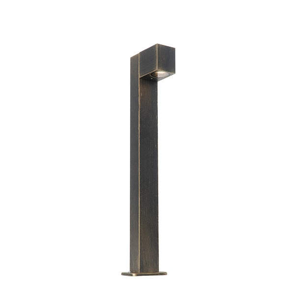 Schlanke Wegeleuchte aus Metall in Bronze Optik für den Außenbereich mit nach unten gerichtetem LED Licht
