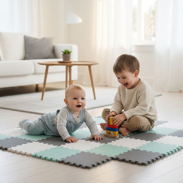 Kinder spielen mit Bausteinen auf einer weichen Schaumstoff-Puzzlematte in einem hellen Wohnzimmer.