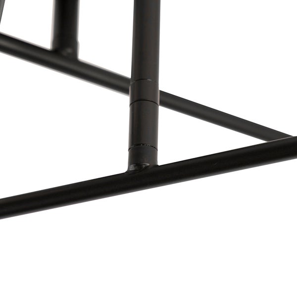 Detailansicht eines schwarzen Metallrahmens