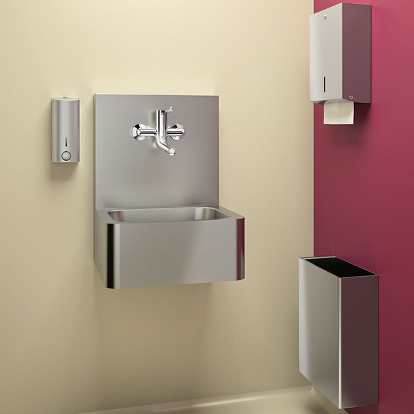 Wandmontiertes Edelstahl-Waschbecken mit Armatur, Seifenspender, Papierhandtuchspender und Abfalleimer in einem modernen Badezimmer.