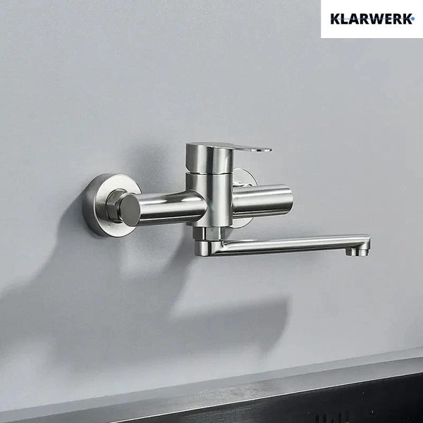 Wandmontierte Einhebel Küchenarmatur von Klarwerk mit schwenkbarem Auslauf aus Metall.