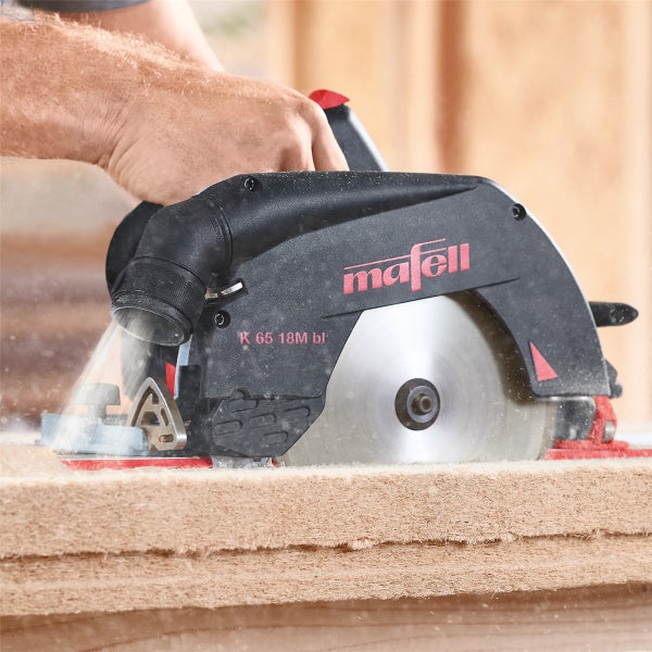 Mafell Handkreissäge K 65 18M bl beim Sägen einer Holzfaserplatte mit Absaugung.
