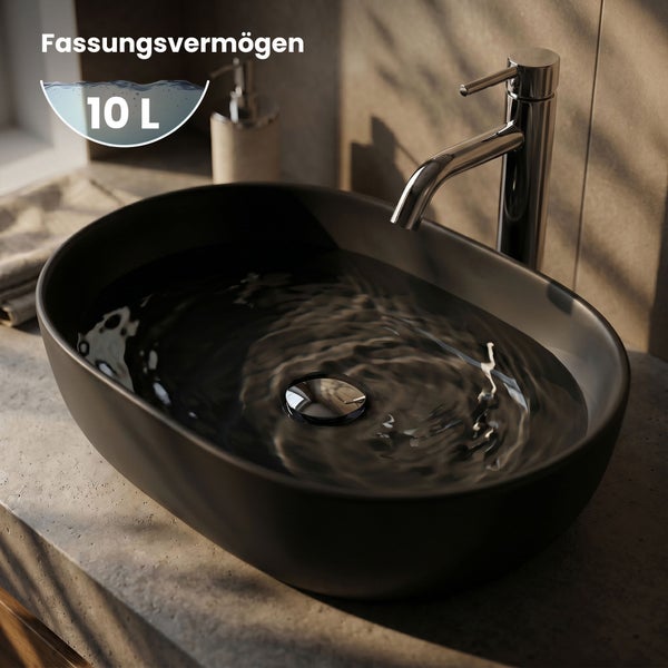 Ovales Aufsatzwaschbecken in Schwarz matt mit einem Fassungsvermögen von 10 Litern und einer hohen verchromten Armatur.