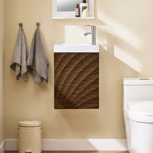 Helles Badezimmer mit Waschbeckenunterschrank, Handtüchern und Toilette.