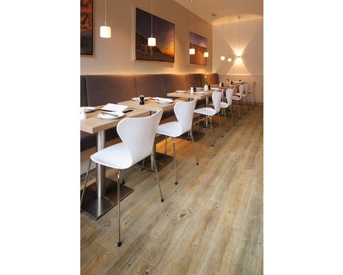 Moderner Restaurantbereich mit hellbraunem Bodenbelag in Holzoptik, weißen Designerstühlen und Holztischen.