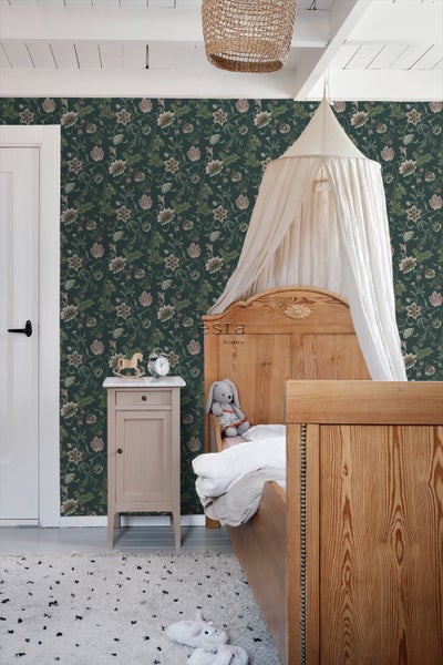 Kinderzimmer mit floraler Tapete, Holzmöbeln und Himmelbett