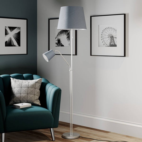 Stehlampe mit Leselampe neben Sessel im Wohnzimmer