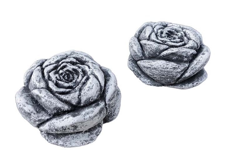 Zwei Gartenfiguren in Rosenform aus Stein für die Gartendekoration.
