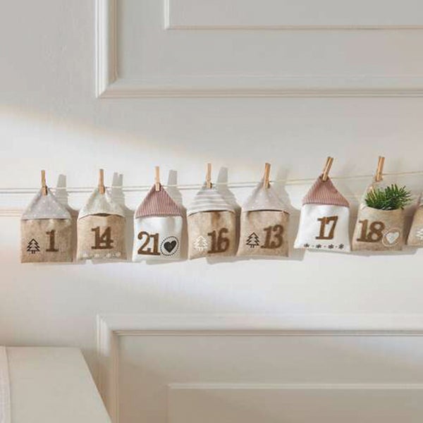 Dekorativer Adventskalender mit kleinen Säckchen an einer Schnur, befestigt mit Wäscheklammern.