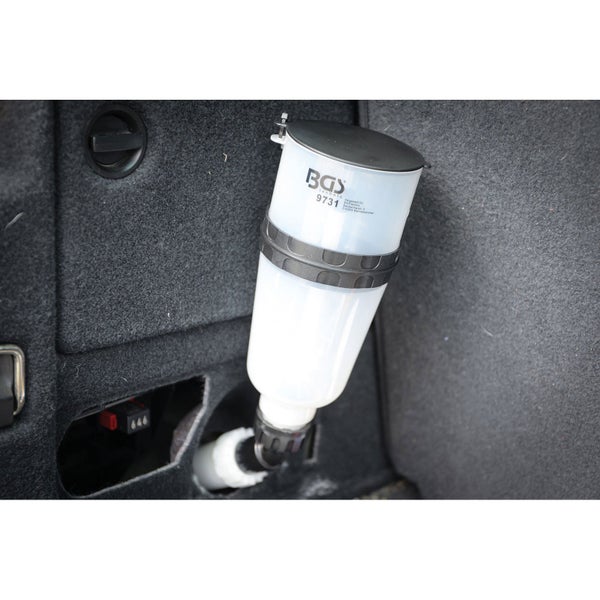 BGS technic Bremsflüssigkeits-Nachfüllflasche Modell 9731 bei der Anwendung in einem Fahrzeug, BGS technic Logo.