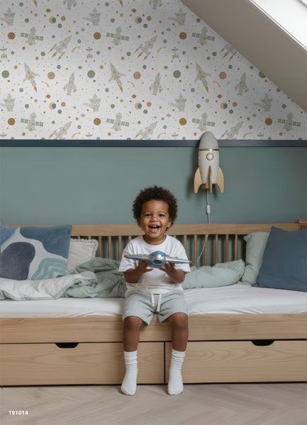Helles Kinderzimmer mit Weltraumtapete mit Raketenmotiven, einem Bett aus Holz und einer Wandlampe in Raketenform.