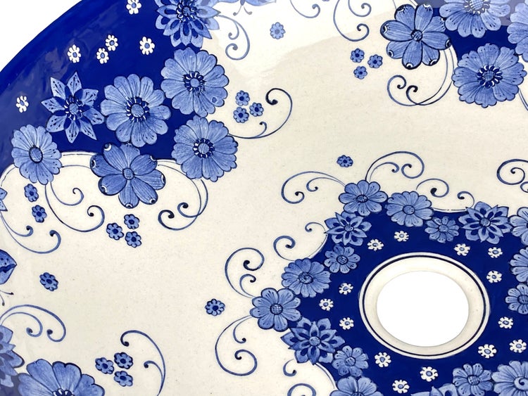 Aufsicht auf ein Waschbecken mit blauem Blumenmuster