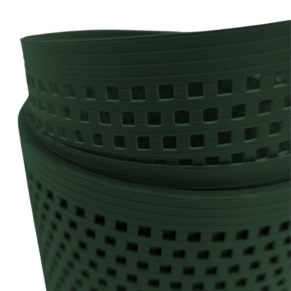 Rollrasen-Verlegematte aus Kunststoff mit quadratischen Aussparungen