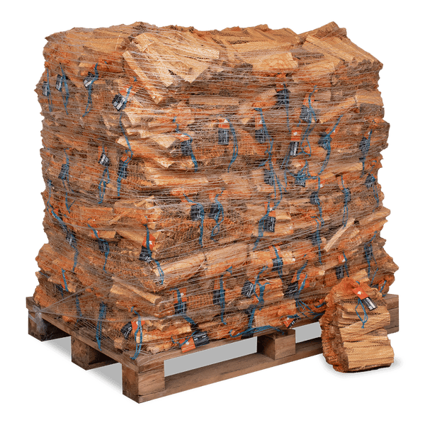 Anzündholz in Säcken auf einer Palette gestapelt und in Klarsichtfolie eingewickelt.