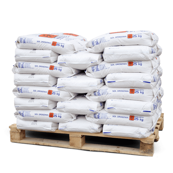 Palette mit 25 Kilogramm Säcken Streusalz für den Winterdienst.