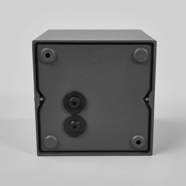 Rückansicht einer quadratischen Wandleuchte mit Befestigungspunkten und zwei Kabeleinführungen.