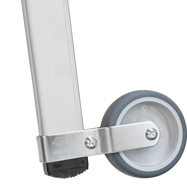 Detailansicht einer Leiter mit Rollen und rutschfesten Füßen für sicheren Stand