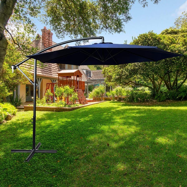 Freistehender Sonnenschirm mit Kurbelmechanismus im Garten