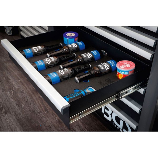 Schublade eines Werkstattwagens mit Schaumstoffeinlage für Flaschen, Snackdosen, einen Flaschenöffner und BGS Technic Logo.