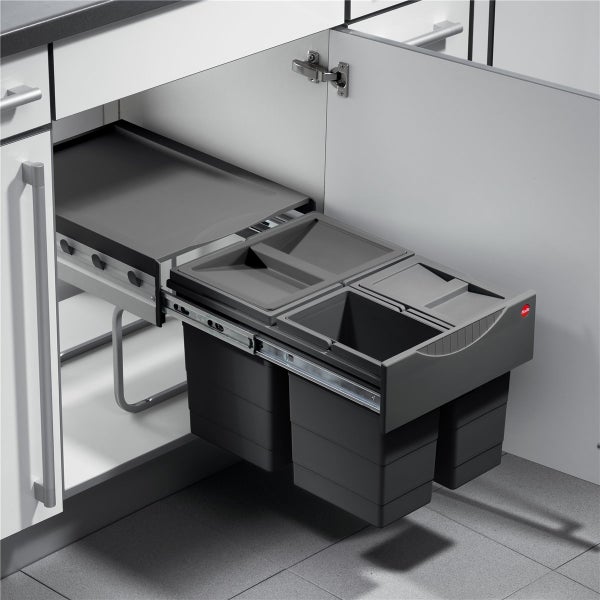 Ausziehbares Abfalltrennsystem mit drei Kunststoffbehältern auf Metallschienen für den Küchenunterschrank, Hailo Logo