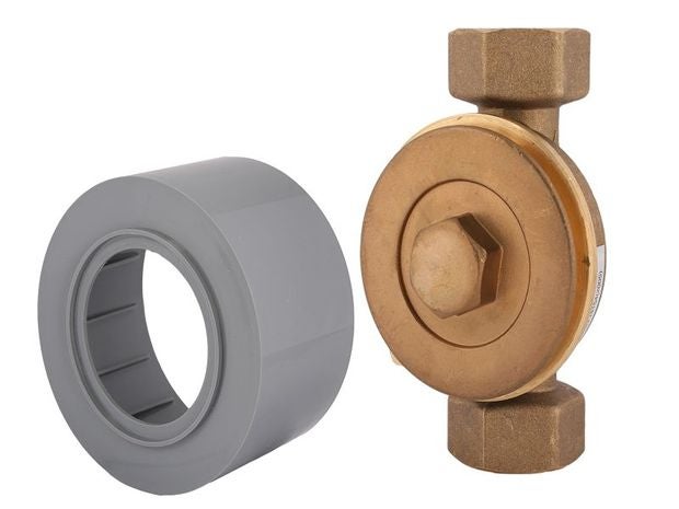 Wasserzähler-Anschlussset bestehend aus einem Messinggehäuse mit Verschraubungen und einer grauen Kunststoff-Schutzhülse.