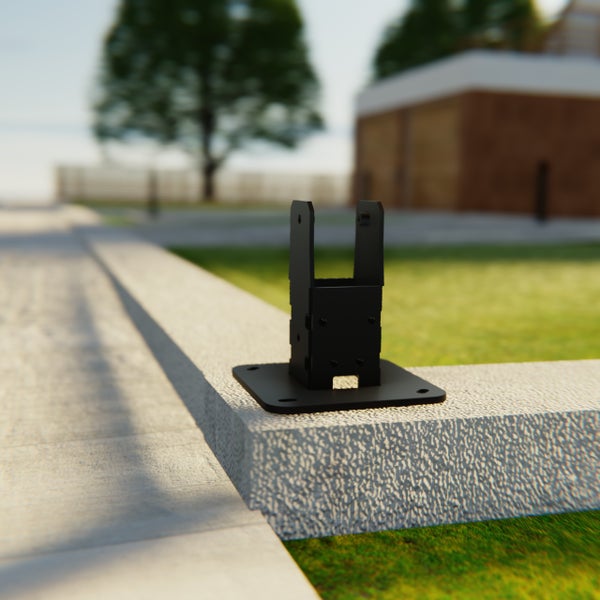 Pfostenträger aus Metall auf einer Mauer im Garten