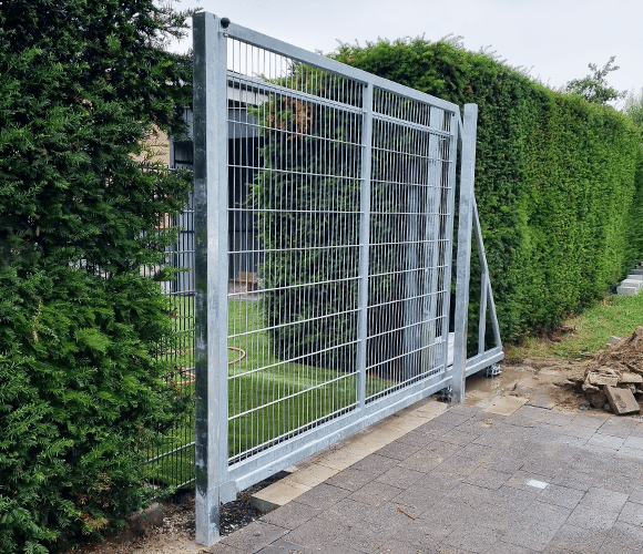 Schiebetor aus Metallgitter zur Grundstückssicherung