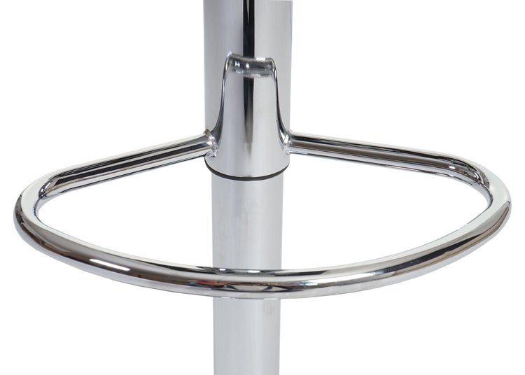Detailaufnahme einer Fußstütze aus Metall für einen Barhocker.