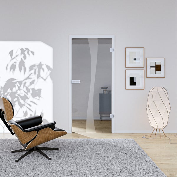 Modernes Zimmer mit einer Ganzglastür mit mattiertem Wellendekor, einem Loungesessel, einer Stehleuchte und einem grauen Teppich.