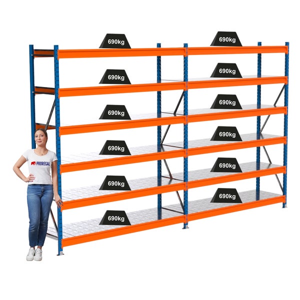 Ein blau-oranges Schwerlastregal mit einer maximalen Traglast von 690 kg pro Regalboden.