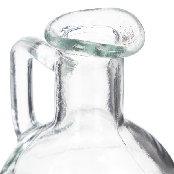 Detailaufnahme vom Hals und Griff eines Glaskrugs aus recyceltem Glas.