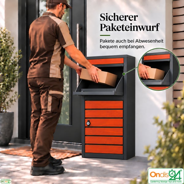 Ein Paketzusteller legt ein Paket in einen modernen Paketbriefkasten vor einem Hauseingang ein.