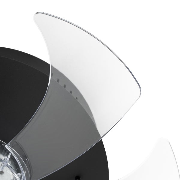 Nahaufnahme eines transparenten geschwungenen Fluegels eines Deckenventilators mit schwarzem Gehaeuse.
