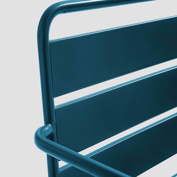 Detailaufnahme eines petrolfarbenen Gartenstuhls aus Metall mit Rohrrahmen und flachen Lamellen.