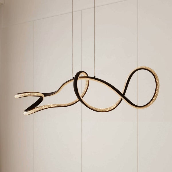 Moderne LED Pendelleuchte in geschwungener Wellenform mit integrierten Kristallelementen.