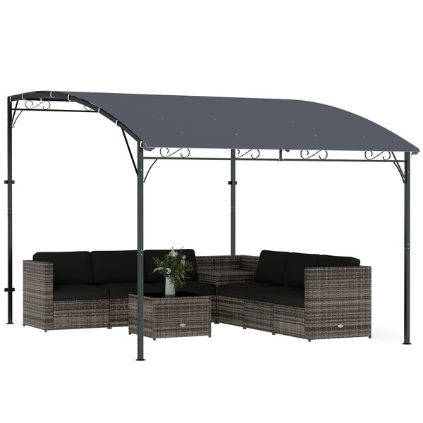 Dunkelgraue Wand-Gartenlaube mit gebogenem Dach, darunter ein graues Polyrattan-Lounge-Set mit schwarzen Kissen und einem Couchtisch.